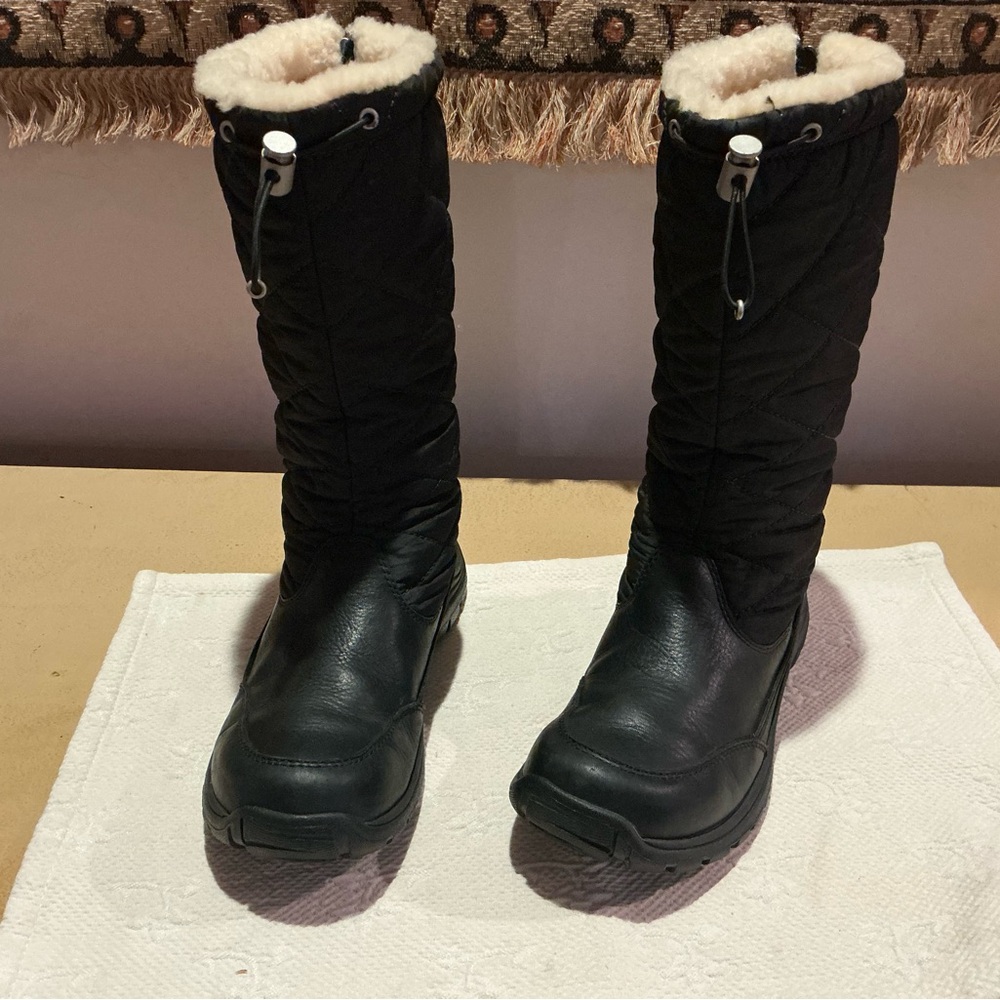 EUC UGG Snowpeak WP Boots Size 7